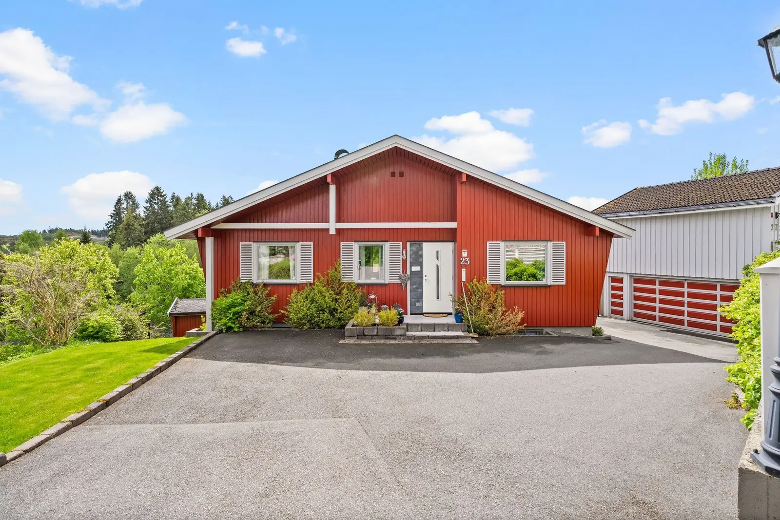 En innholdsrik og romslig enebolig som passer godt for familien som ønsker god plass både inne og ute.