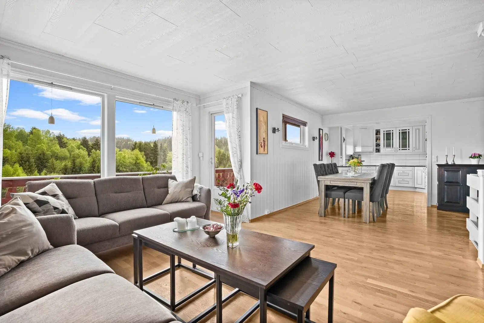 Store vindusflater slipper inn rikelig med dagslys og skaper en luftig og trivelig atmosfære.