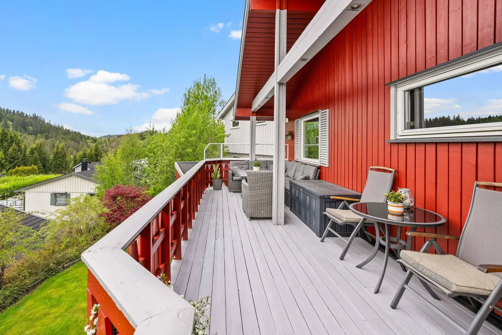 Fra stuen er det utgang til en stor veranda på hele 22 kvm. I tillegg er det en stor flislagt terrasse på ca. 26 kvm (oppmålt av selger) med
