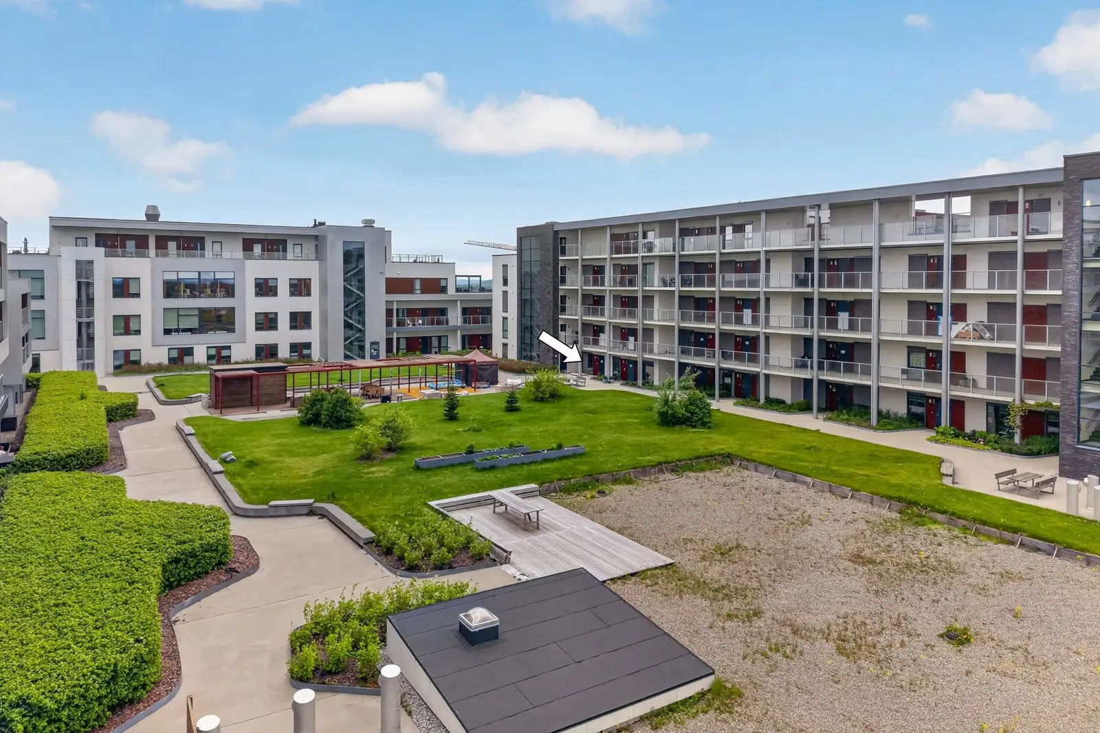 Jessheim sentrum innen 3 min gangavstand. Sameiet ligger rolig og tilbaketrukket til.