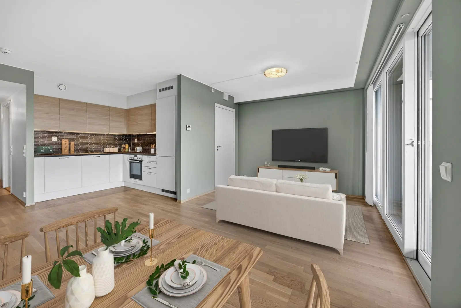 HTH-innredning fra byggeår med - Laminat benkeplate med nedfelt kum i rustfritt stål og ventilator.
