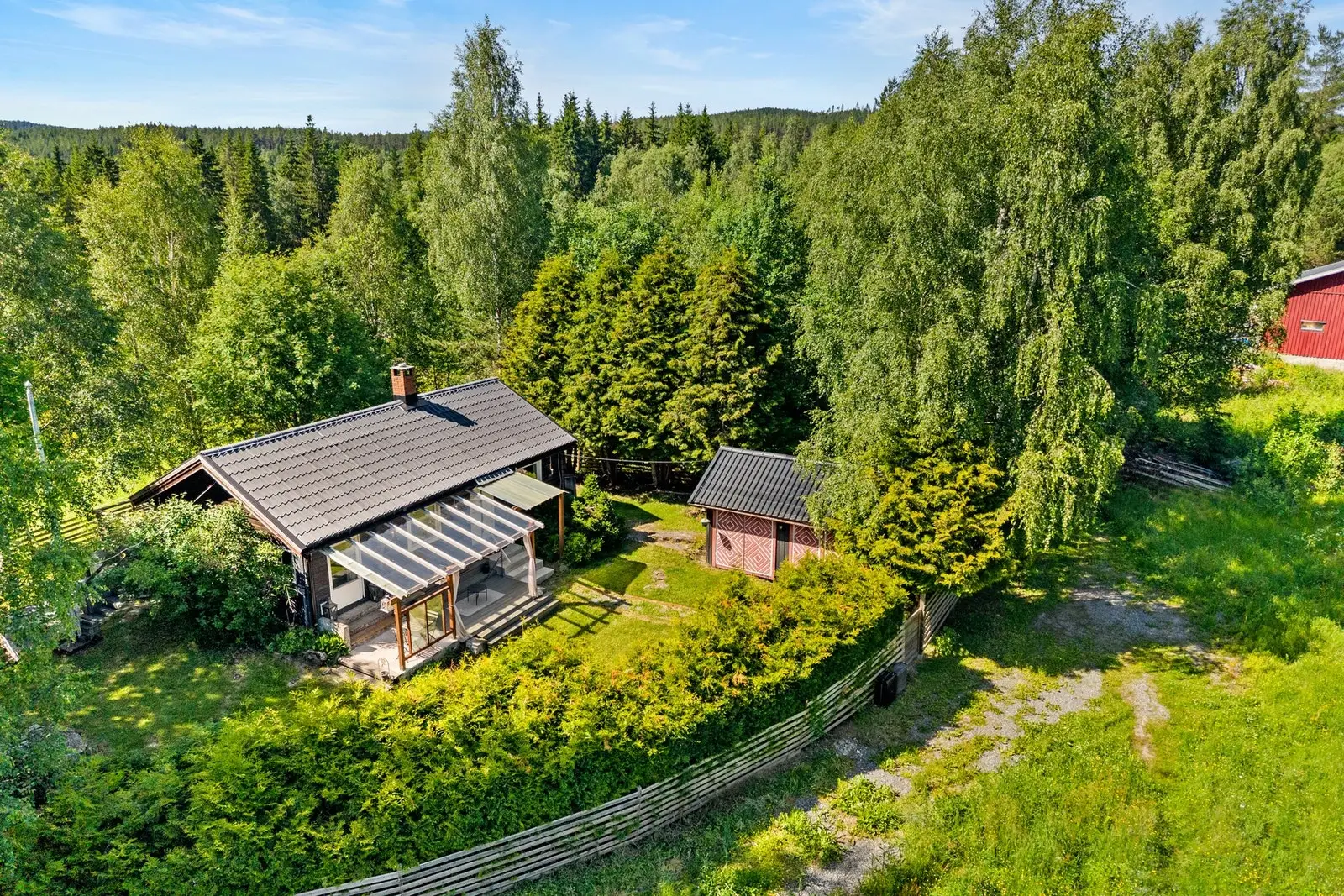 Dysttjernvegen 69 får du en sjarmerende tømmerhytte med usjenert beliggenhet i vakre Skogbygda - omgitt av skog, turstier og flotte frilufts