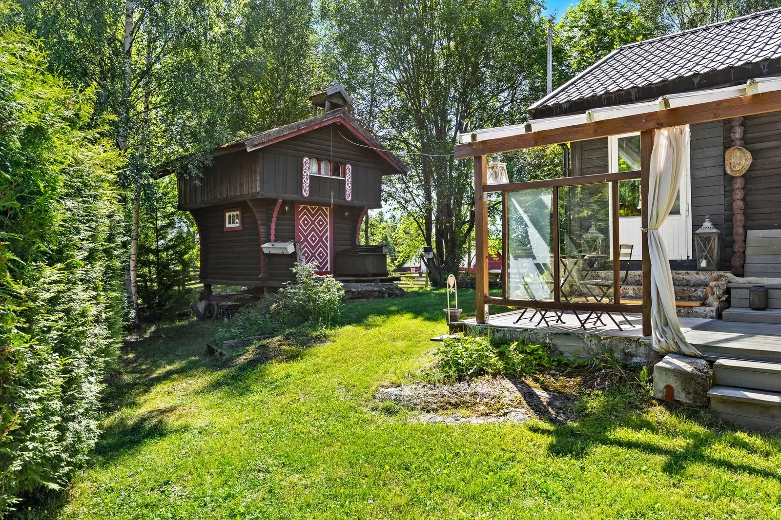 Det svakt hellende terrenget gir en lun og trivelig ramme rundt hytta, med flere gode uteplasser hvor man kan nyte rolige dager i naturskjøn