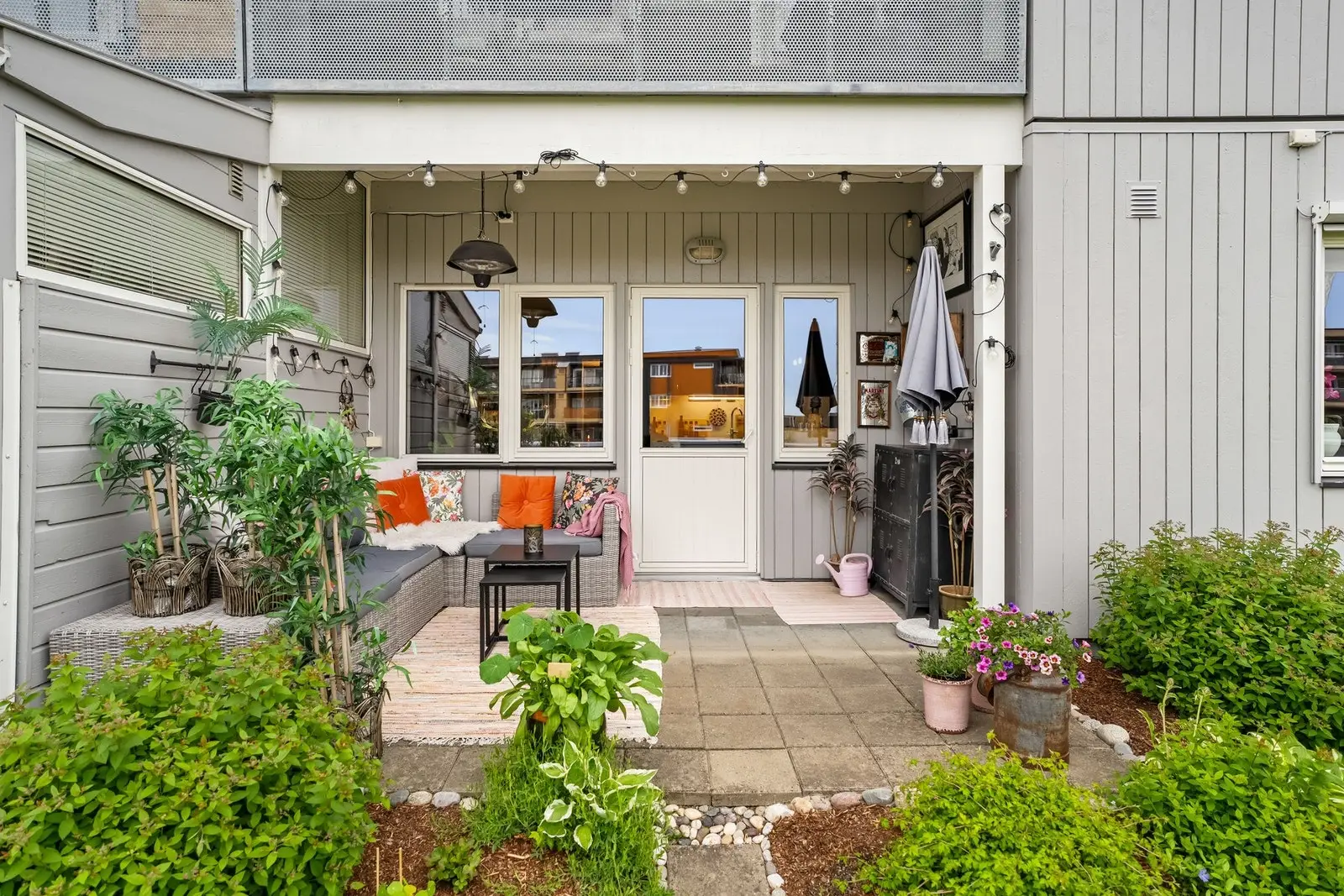 Eiendommen har en skjermet terrasseplatting med steinheller - adkomst direkte fra stue/kjøkken, ca. 12 kvm.
