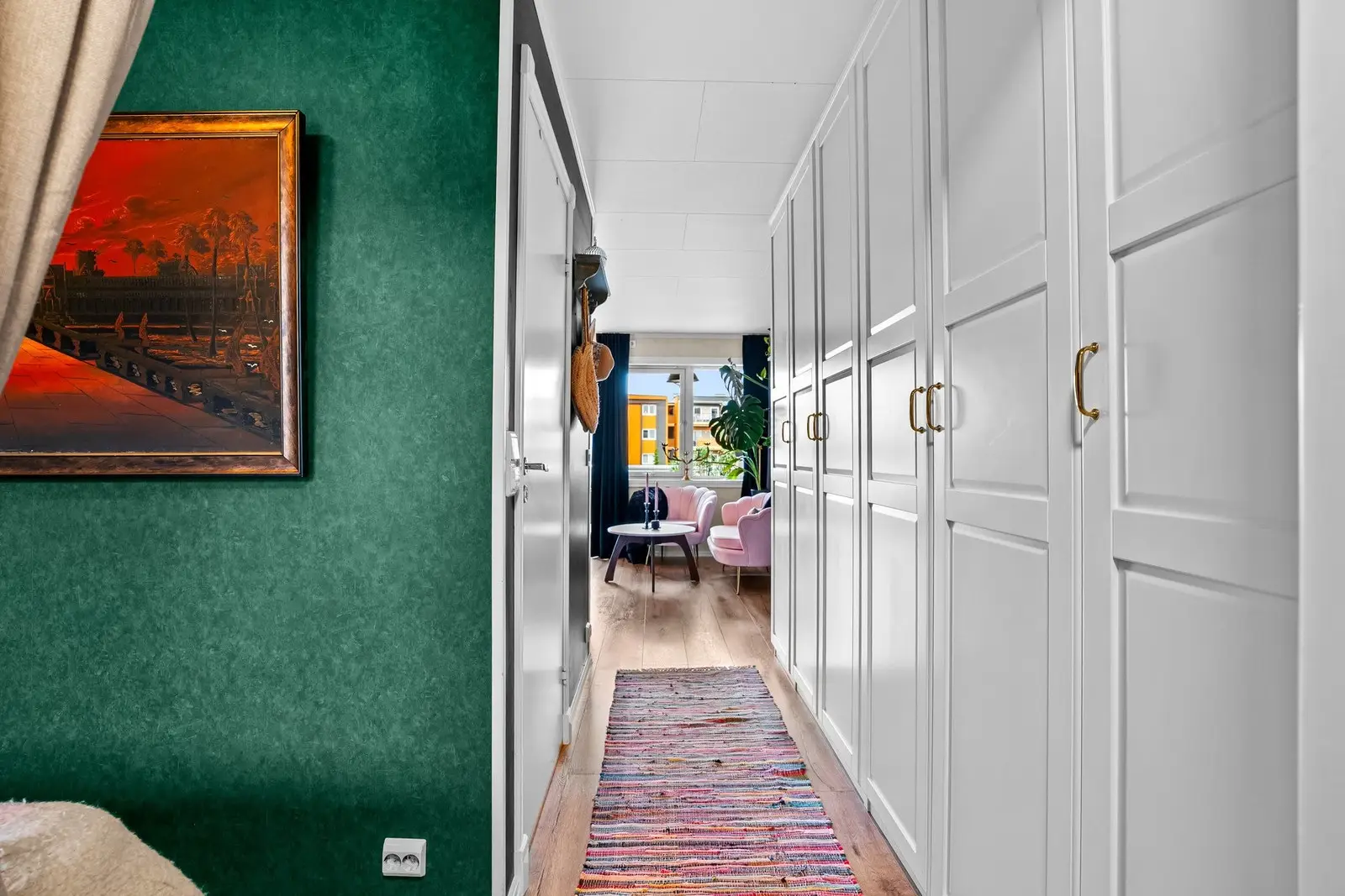 Entrédør i brannklasse B-30 og lydisolering på 35 dB, som bidrar til en behagelig og skjermet atmosfære.