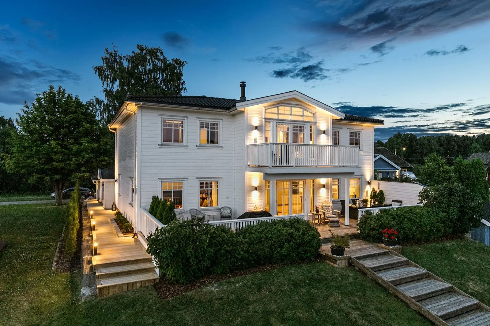 Herskapelig og særdeles innholdsrik villa med helt unik beliggenhet ved vannet!