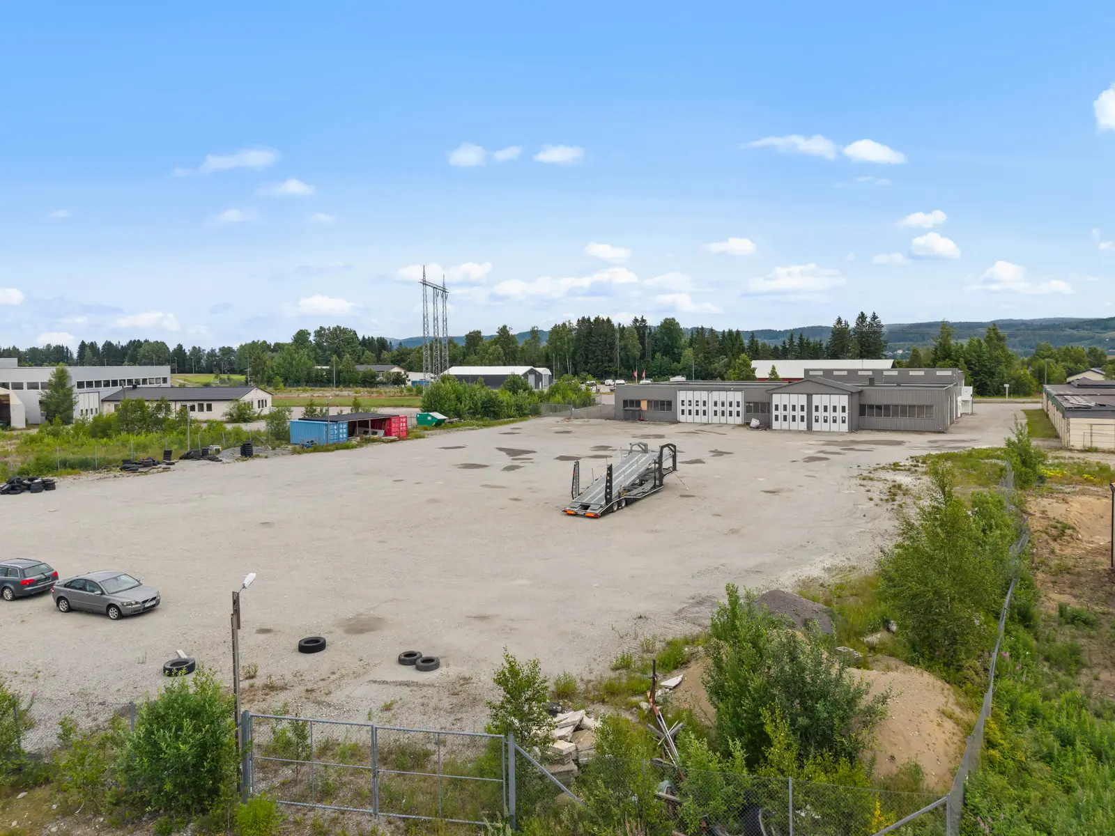 Området ligger sentralt mellom Oslo, Gardermoen og Mjøsregionen, noe som gir svært gode transportforbindelser både nord- og sørover.