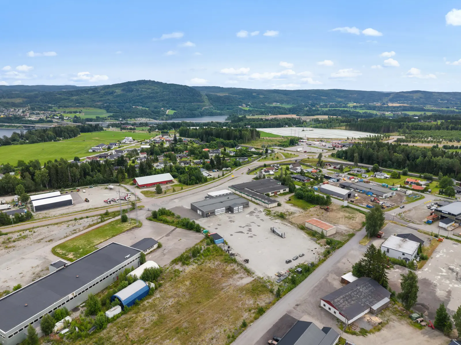 Fra Minne Industriområde er det ca. 35 km til Oslo lufthavn Gardermoen, rundt 20 km til Eidsvoll sentrum.