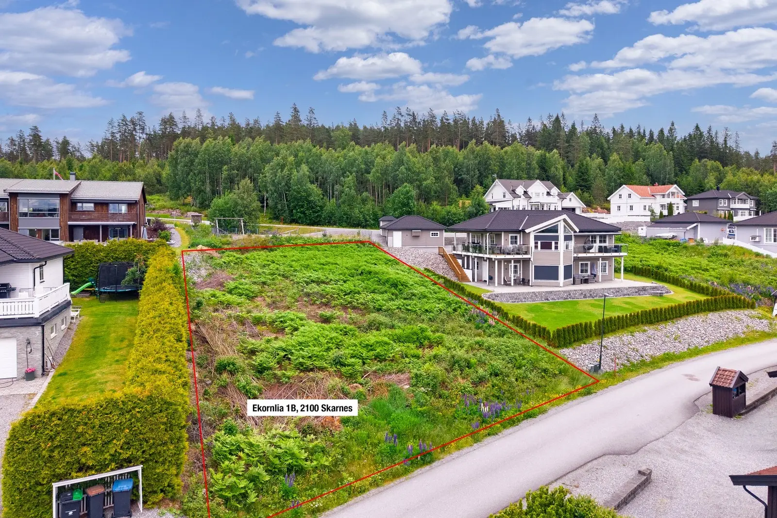 Vi har gleden av å presentere Ekornlia 1B - en attraktiv boligtomt med familievennlig beliggenhet i et etablert boligområde på Skarnes. NB! 
