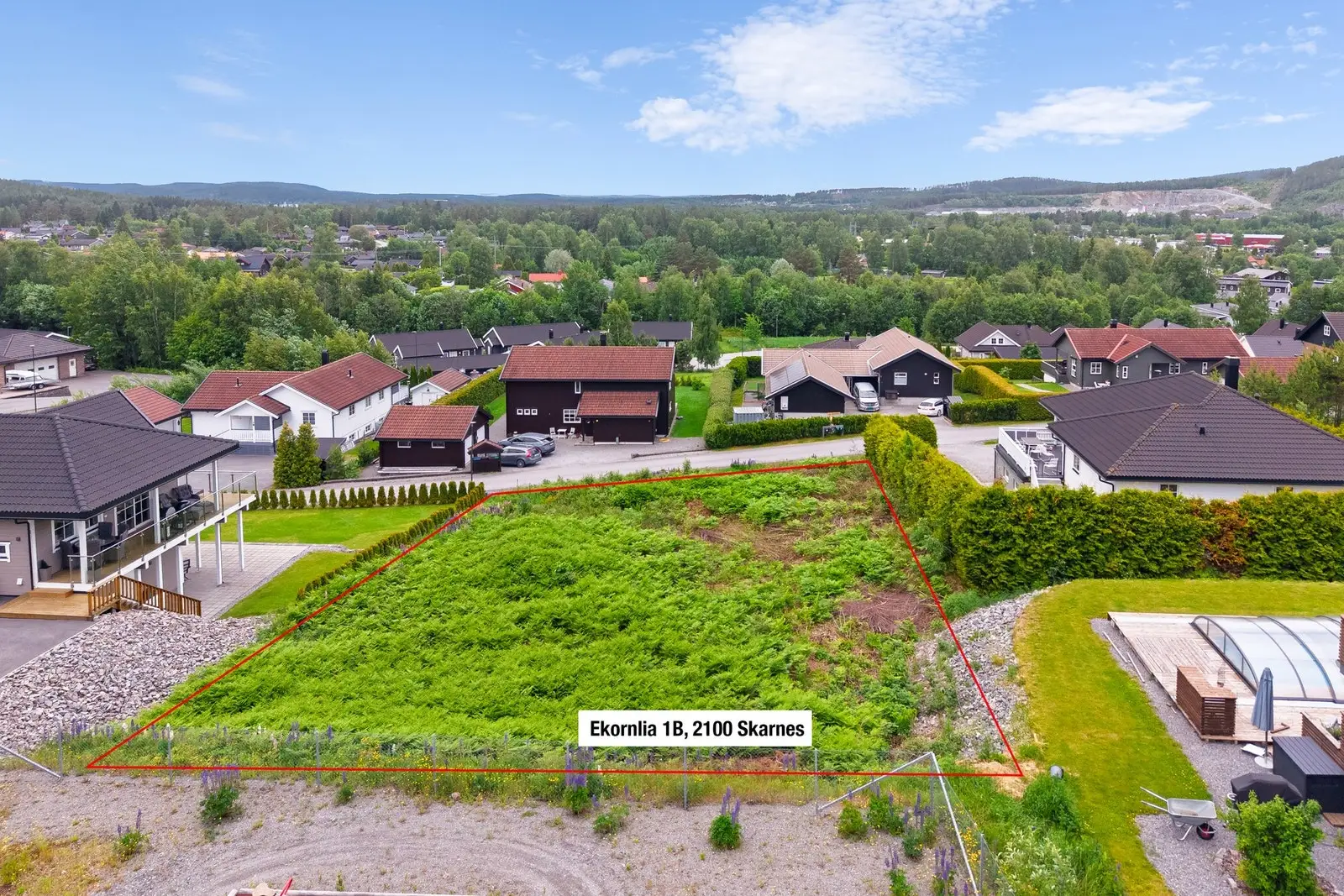 Tomten er eiet og utgjør ca. 963,9 kvm. Eiendommen har en skrånende topografi og fremstår som byggeklar med naturlig vegetasjon. NB! Skisser