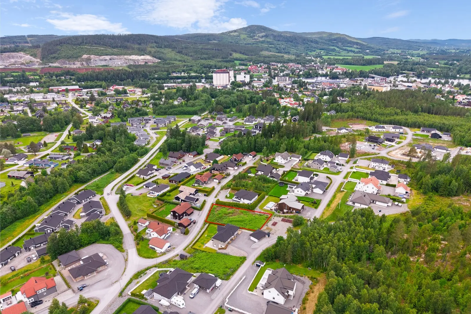 Nærområdet består hovedsakelig av etablert villabebyggelse og fremstår som et rolig og attraktivt boområde. NB! Skissert omrisse av eiendomm