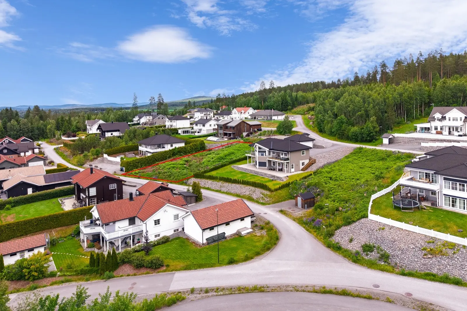 Eiendommen er regulert til frittliggende småhusbebyggelse (B5), hvor det kan oppføres enebolig med hybelleilighet samt tilhørende bebyggelse