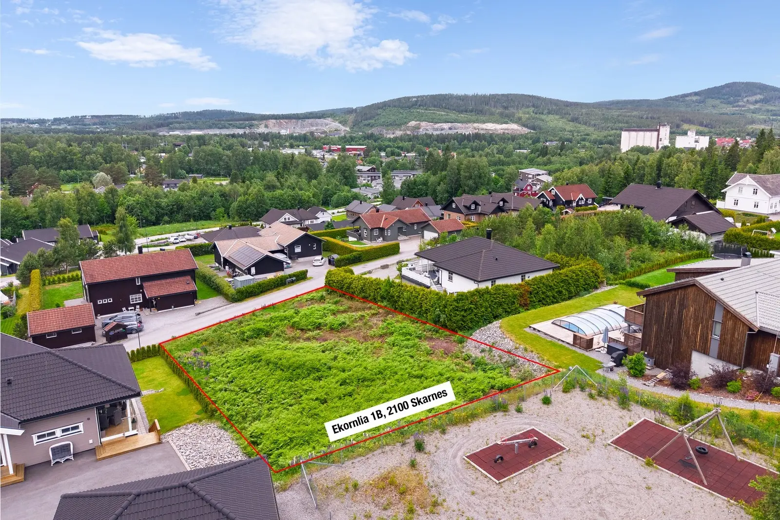 Tomten grenser mot regulert friområde med lekeareal i bakkant, og byr på flotte solforhold samt nærhet til skoler, barnehager, servicetilbud