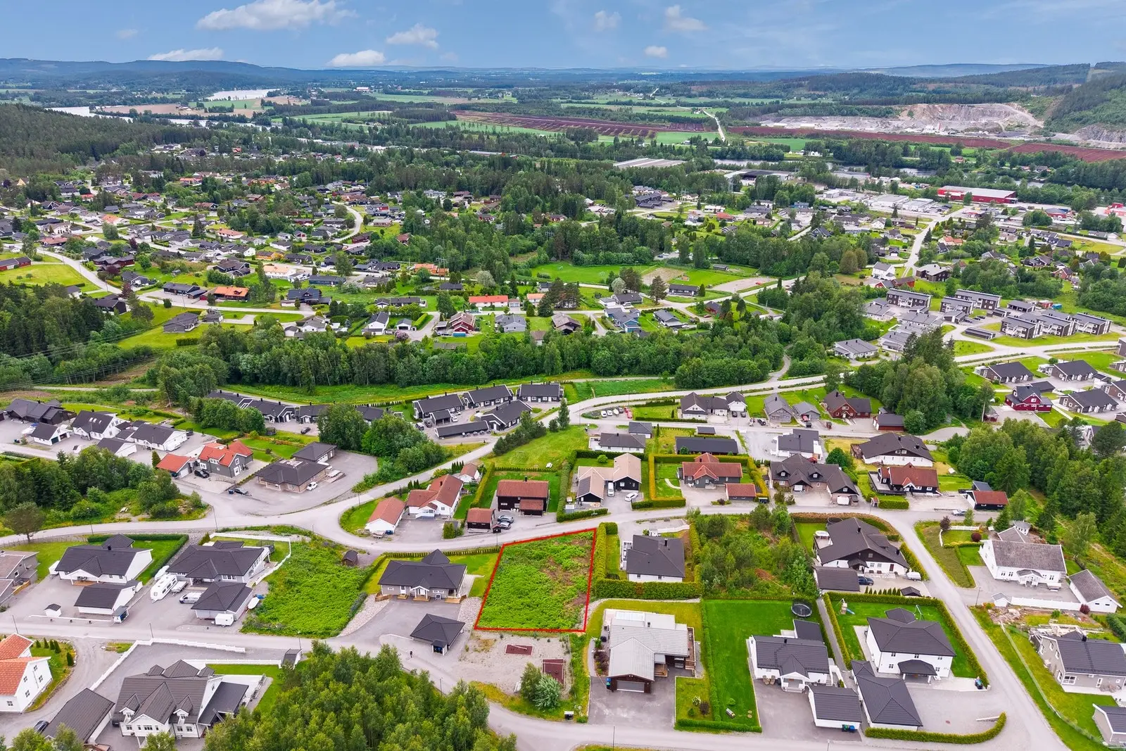Dronebilde over nærområdet. NB! Skissert omrisse av eiendommen er kun veiledende, se kart.