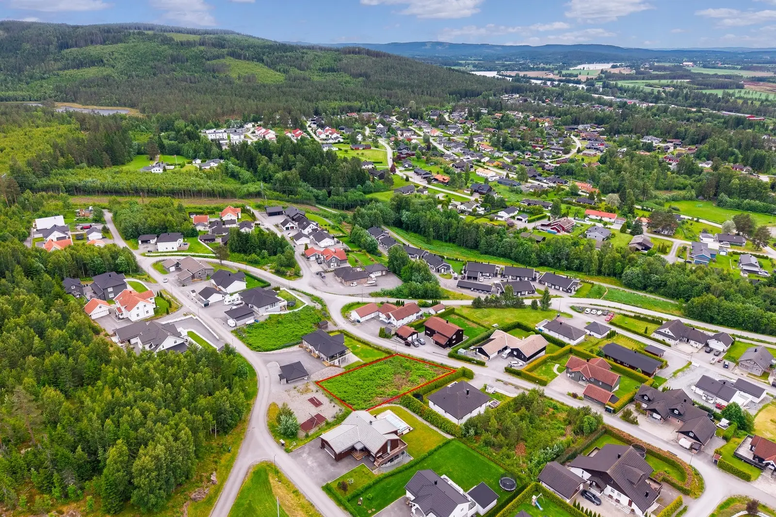 Dronebilde over nærområdet. NB! Skissert omrisse av eiendommen er kun veiledende, se kart.