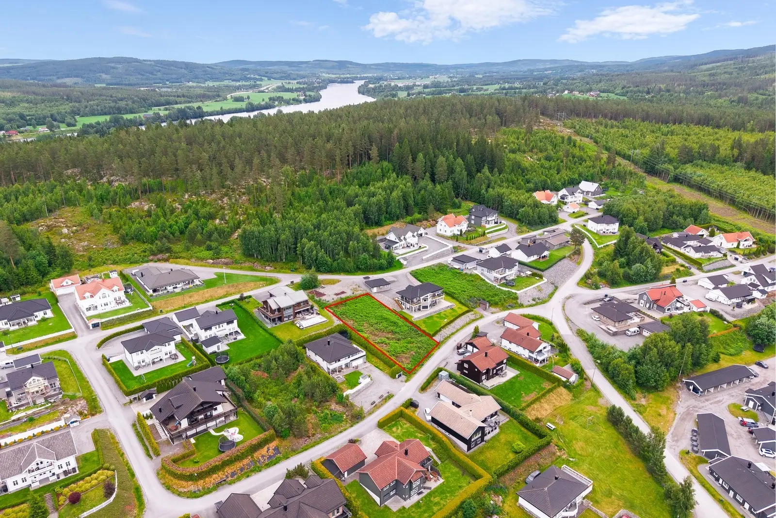 Dronebilde over nærområdet. NB! Skissert omrisse av eiendommen er kun veiledende, se kart.