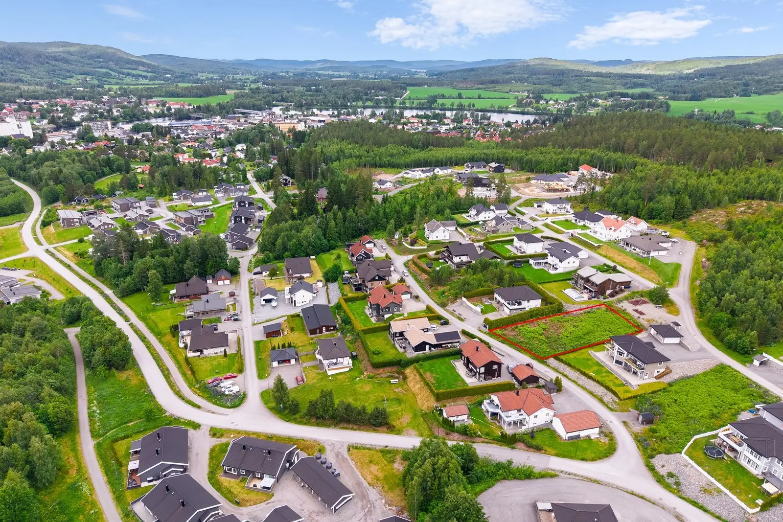 Dronebilde over nærområdet. NB! Skissert omrisse av eiendommen er kun veiledende, se kart.