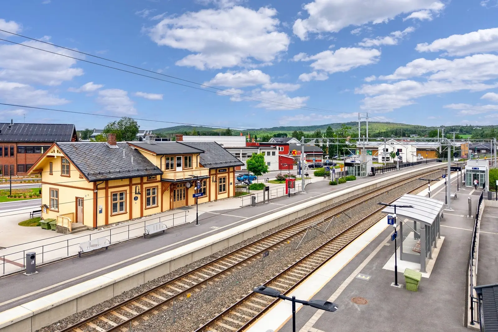 Skarnes stasjon gir gode pendlermuligheter med togforbindelse mot både Kongsvinger og Oslo.