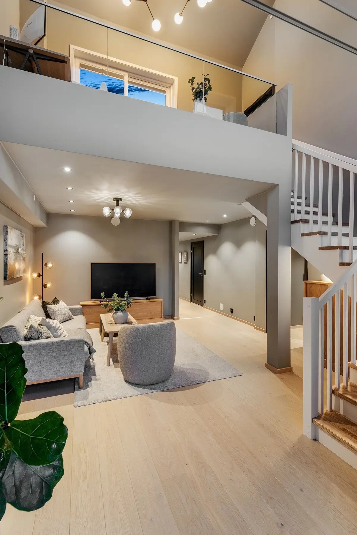 Her får man en sjelden townhouse-følelse, med spektakulær takhøyde på opptil 8,5 meter!