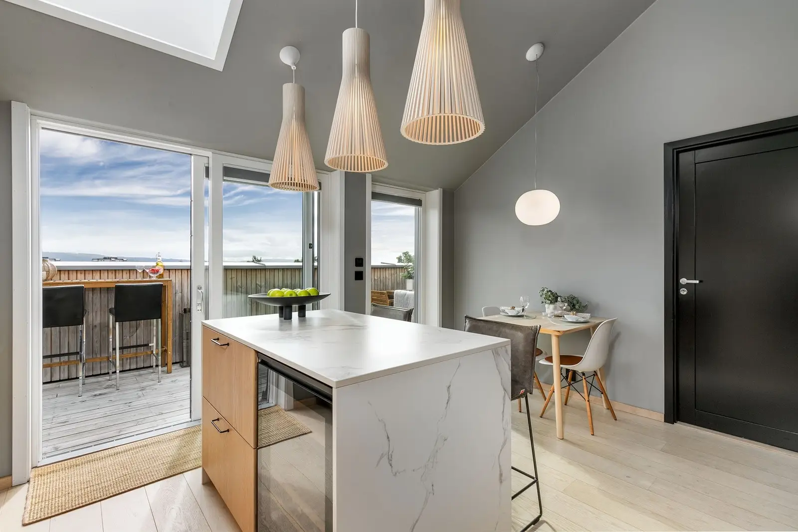 Integrerte hvitevarer fra Miele bestående av helt kjøleskap og helt fryseskap, stekeovn, kombiovn med mikro, oppvaskmaskin, planlimt 80 cm i