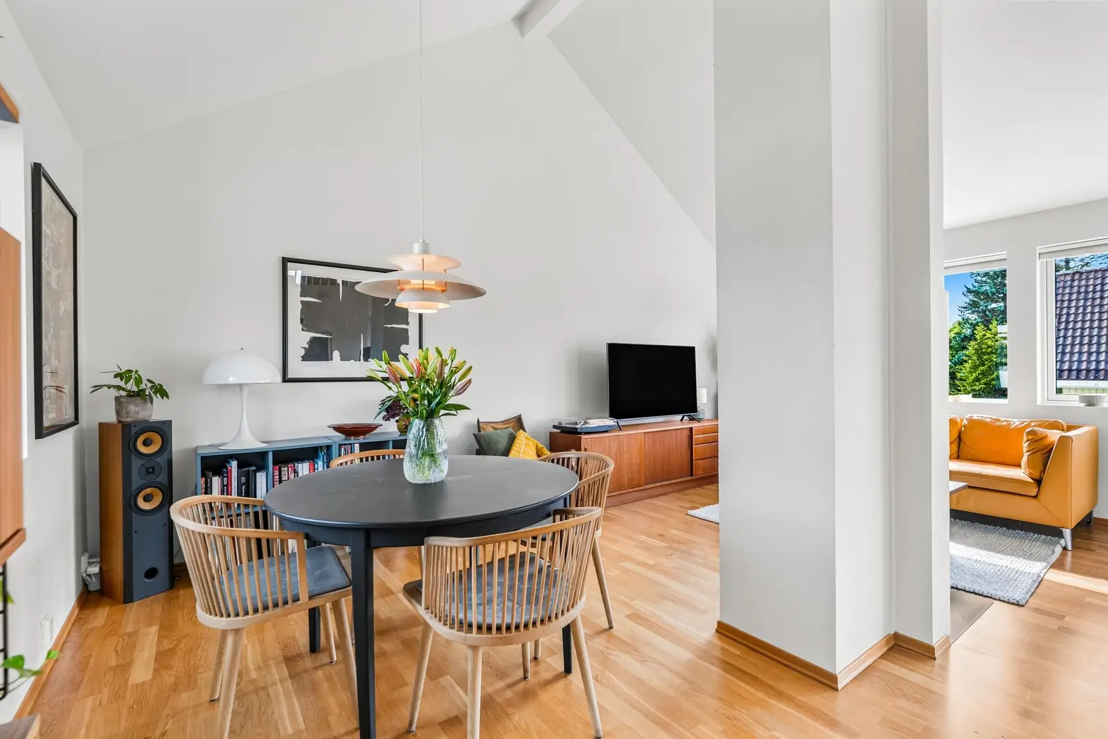 Stuen har god plass til sofagruppe og tilhørende møblement, samt spisegruppe.