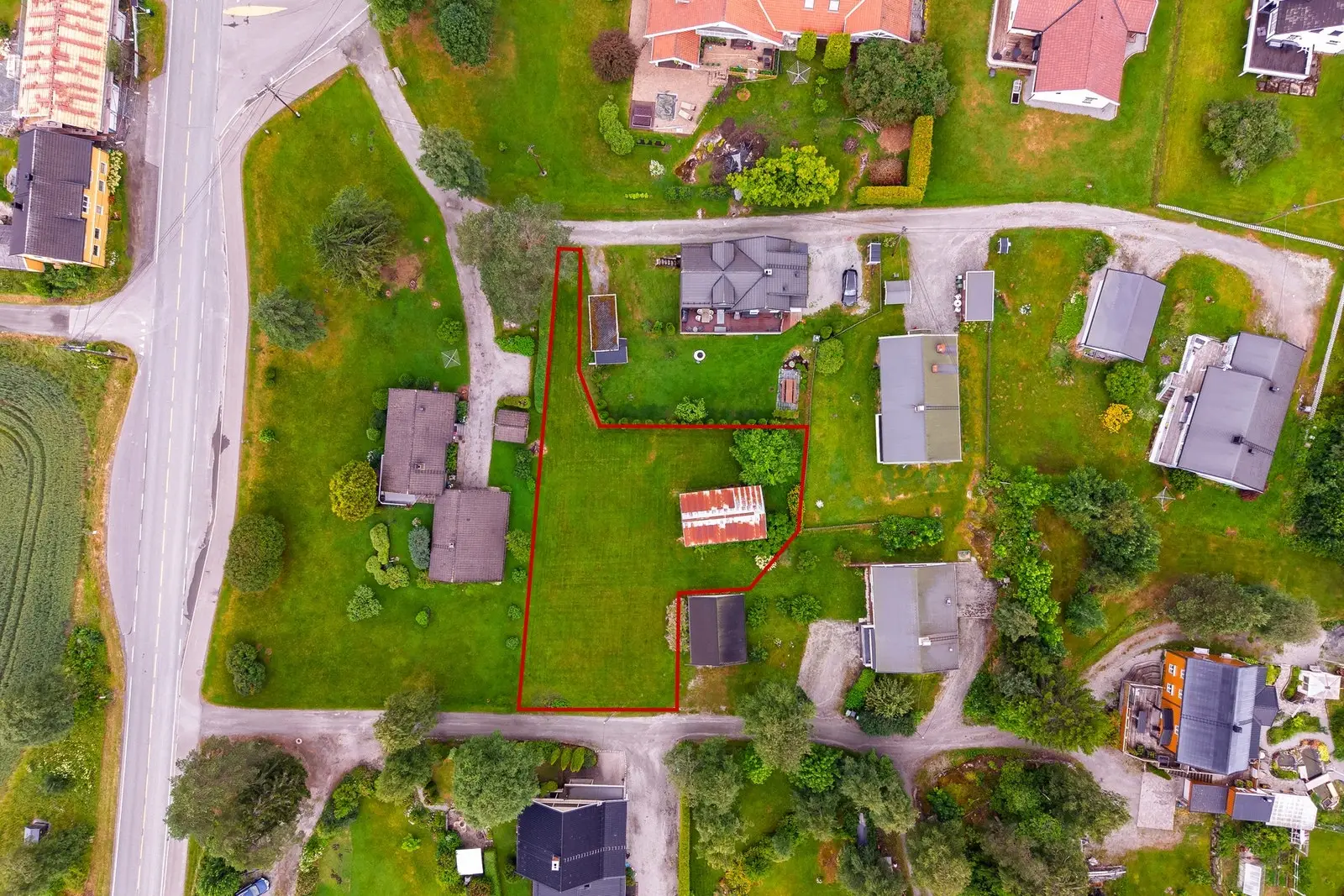 Dronefoto ovenfra. NB! Skissert omrisse av eiendommen er kun veiledende, se kart.