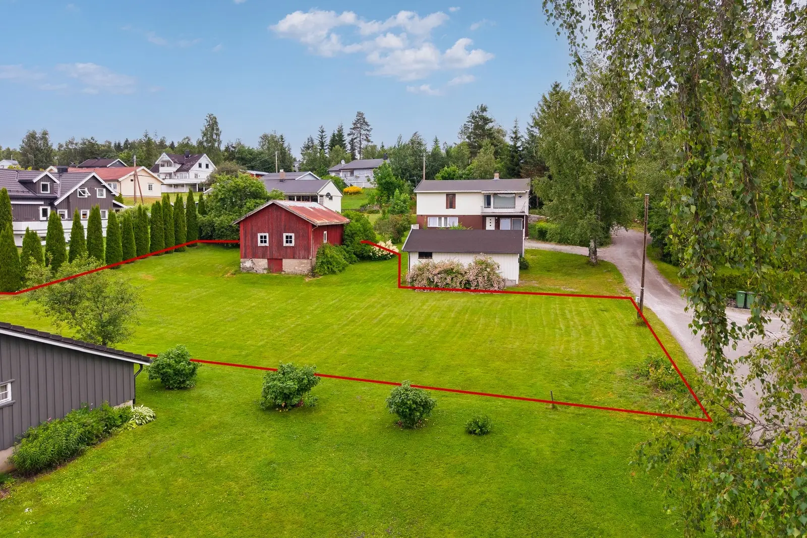Nærområdet består hovedsakelig av etablert villa- og småhusbebyggelse og fremstår som et rolig og barnevennlig boligområde. NB! Skissert omr
