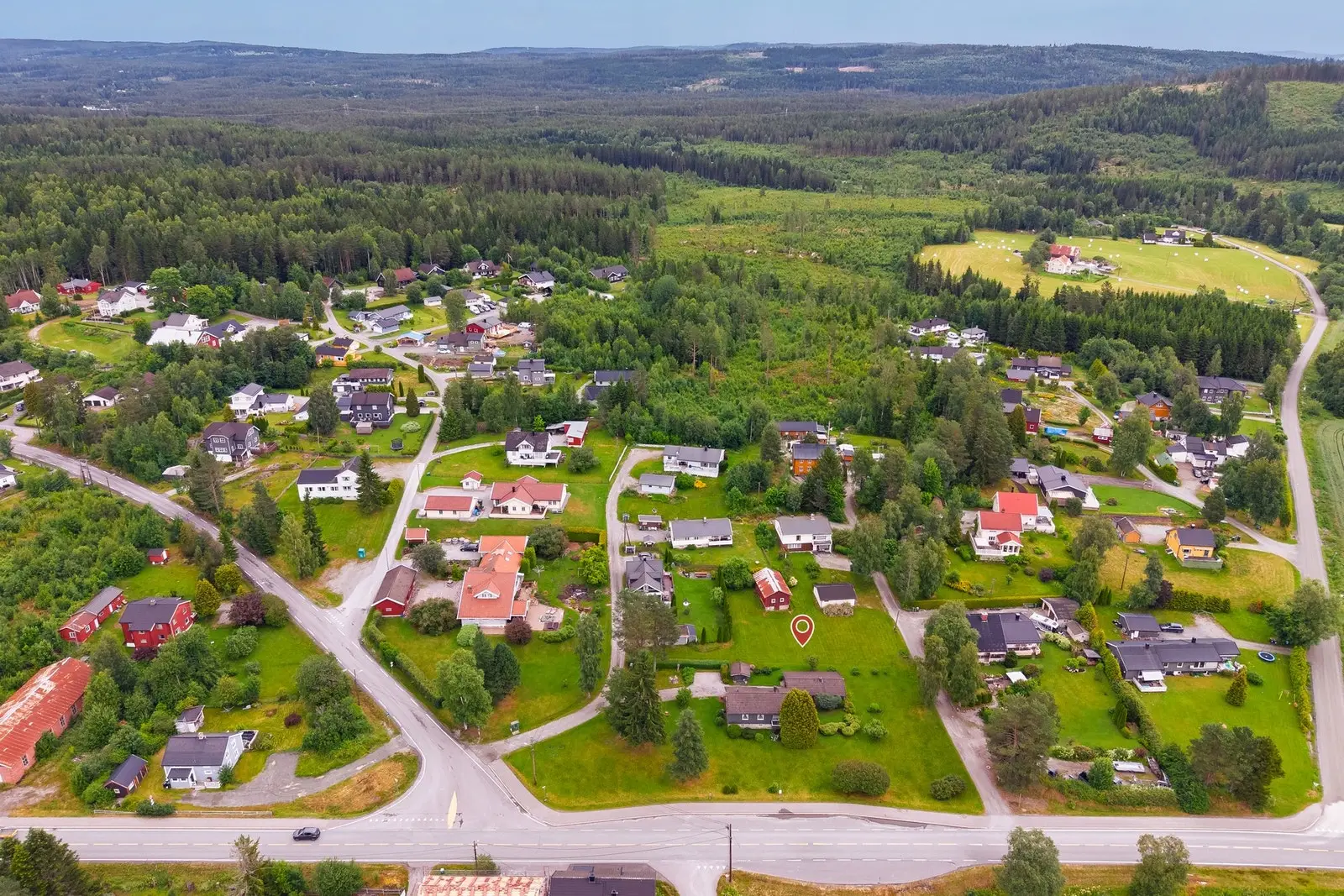 Eiendommen ligger i nærhet til skoler, barnehager, offentlig kommunikasjon, dagligvarebutikker og gode rekreasjonsmuligheter. NB! Skissert o