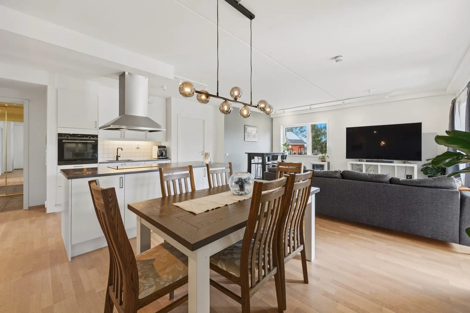 Himlingen er utstyrt med downlightsskinner som gir en moderne og behagelig belysning.