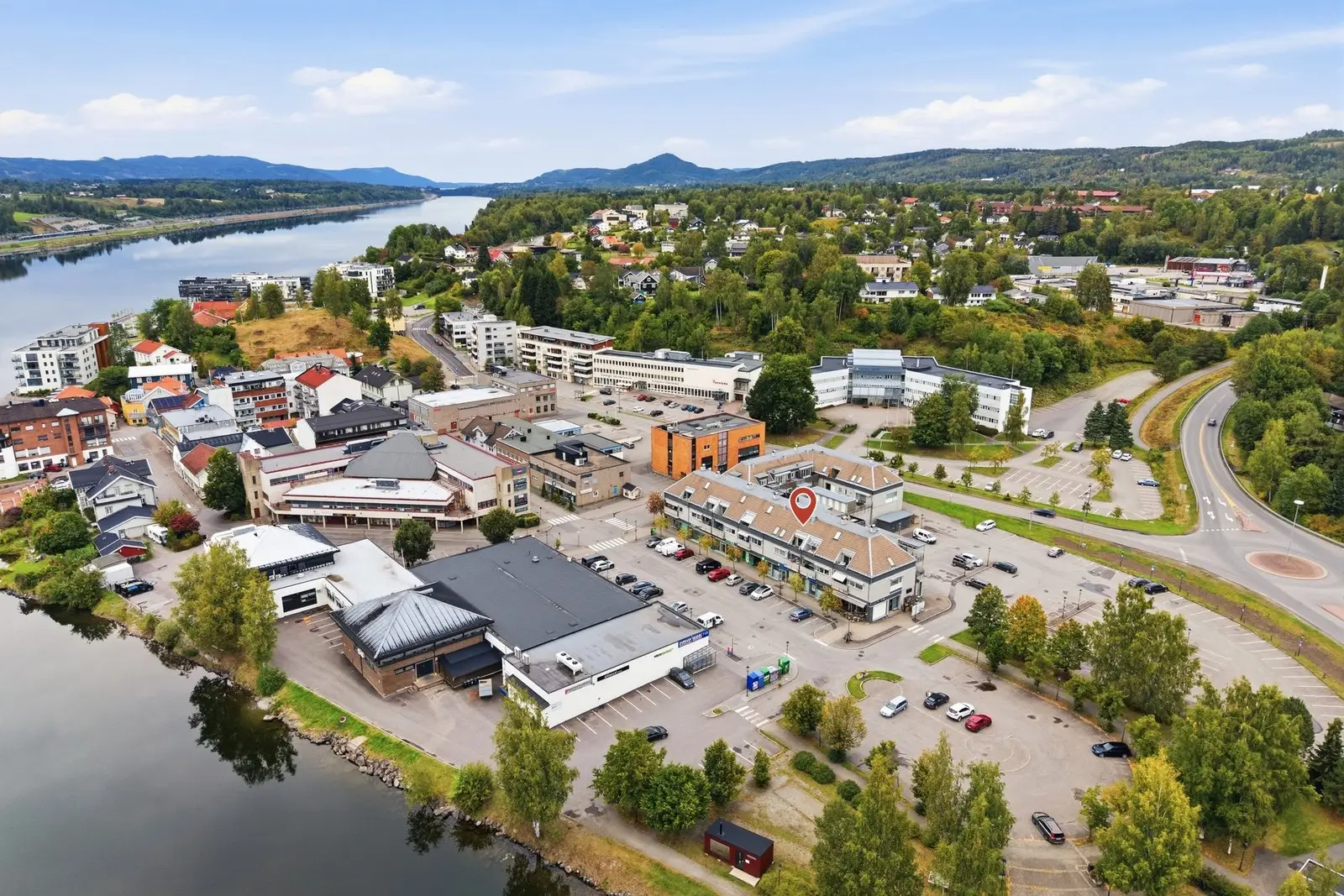 Velkommen til en stor og innbydende 2-roms loftsleilighet med svært sentral beliggenhet midt i Sundet, sentrum i Eidsvol