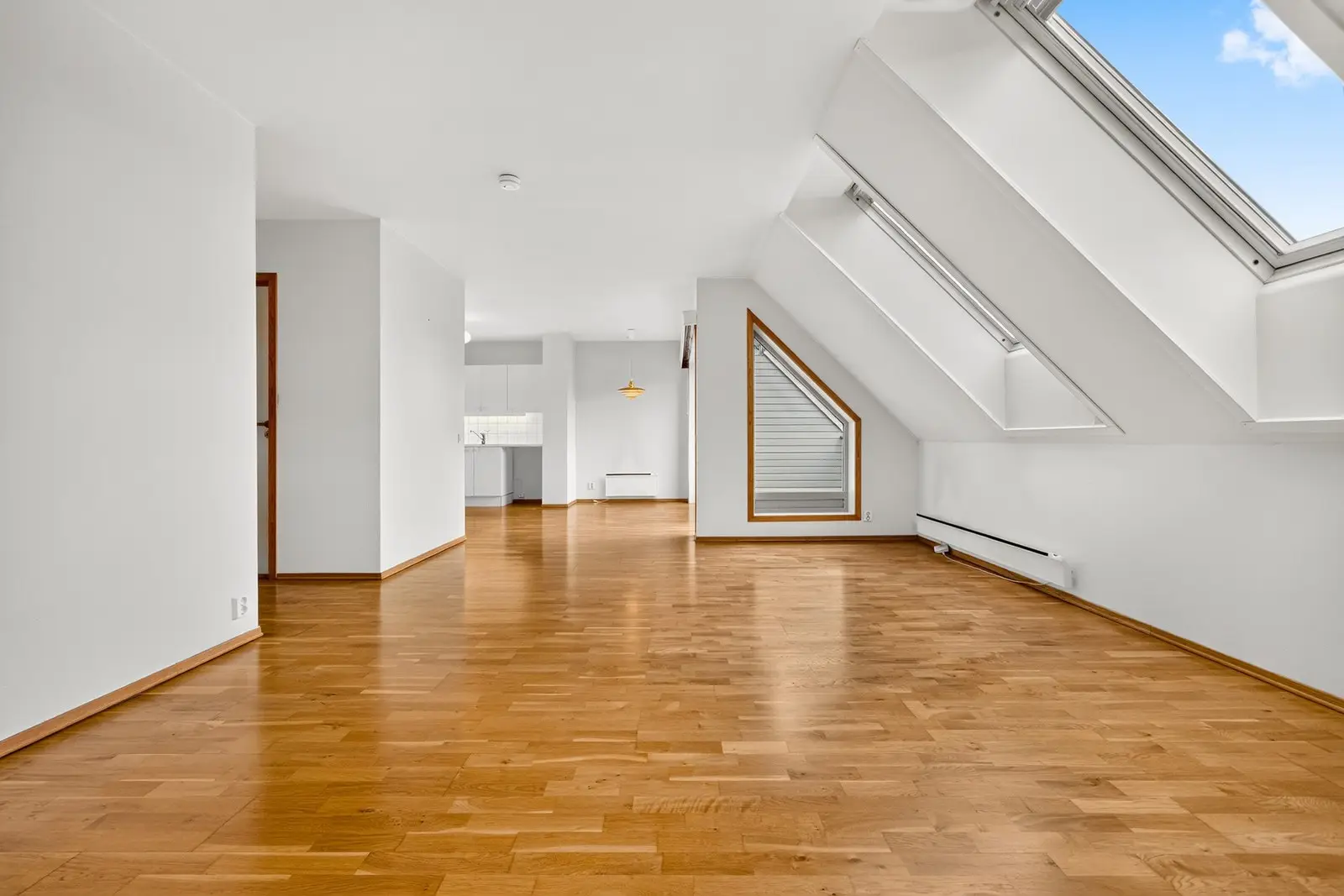 Skråhimlingen har to skylight-vinduer som tilfører rommet godt med dagslys, og det er montert effektiv solskjerming foran vinduene.