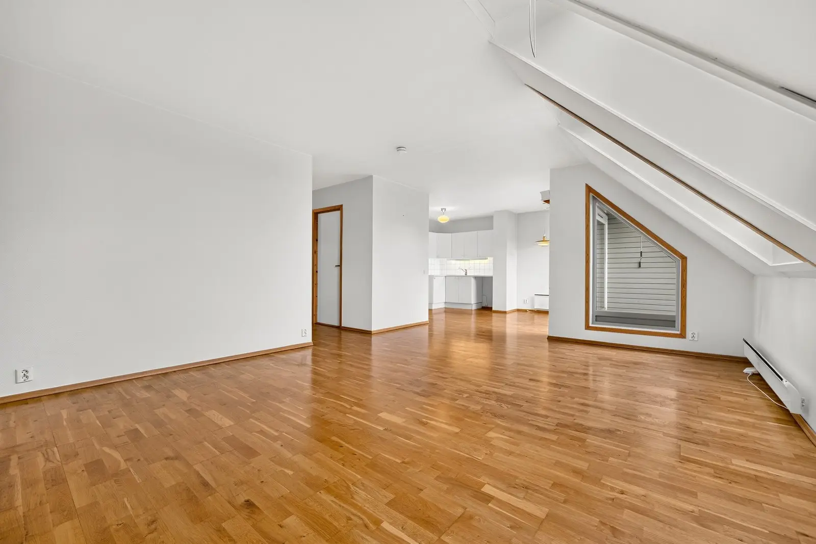 Stuen har god plass til en komfortabel sofagruppe med tilhørende møblement. Det er uttak for TV-signaler og internett.