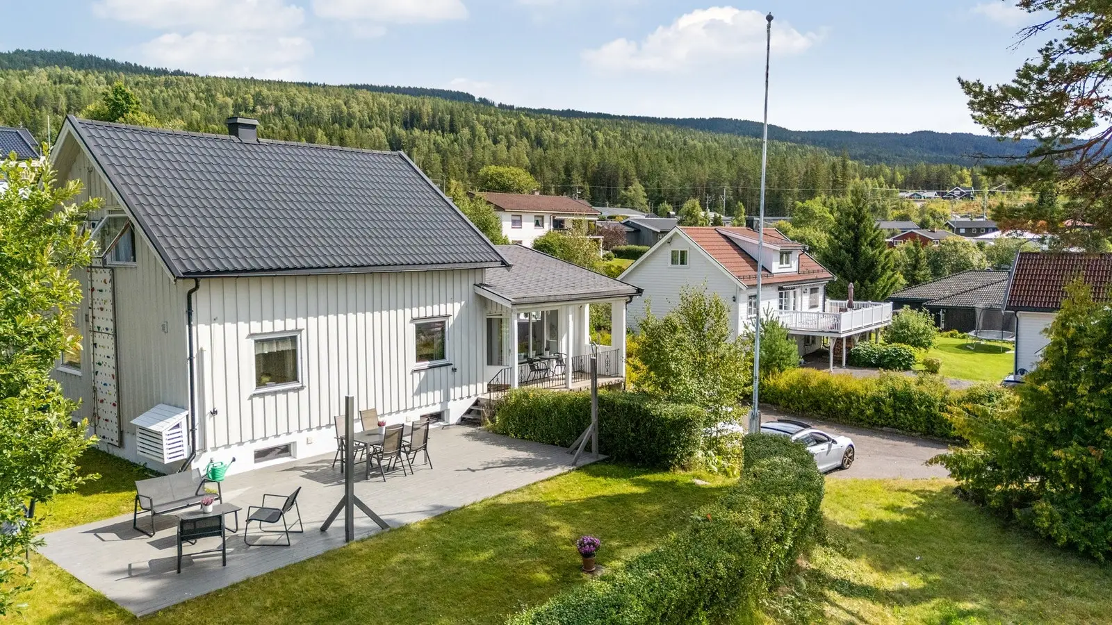 En innholdsrik familiebolig med en attraktiv og tilbaketrukket beliggenhet på Harestua.
