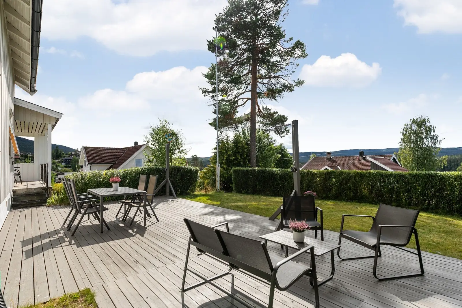 Boligens uteområder er opparbeidet med gressplen, diverse beplantning og solrik terrasse.