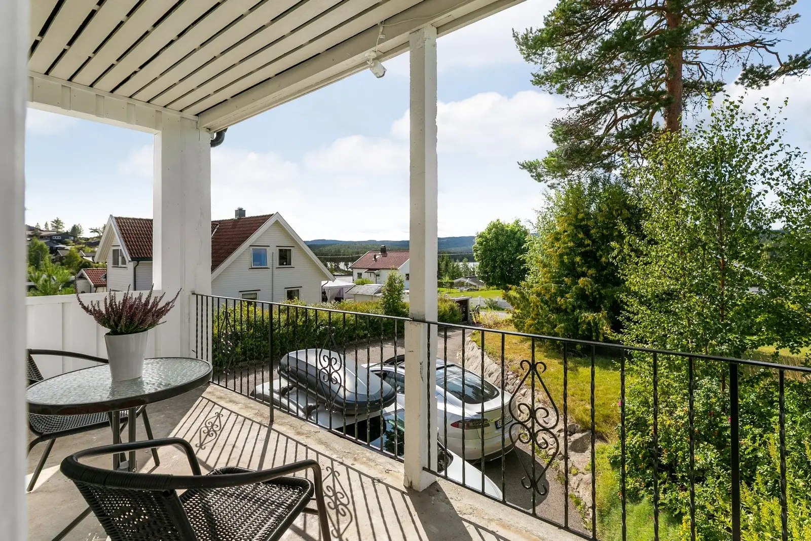 Her er det plass til en hyggelig sittegruppe hvor man kan nyte utsikten over nærområde.