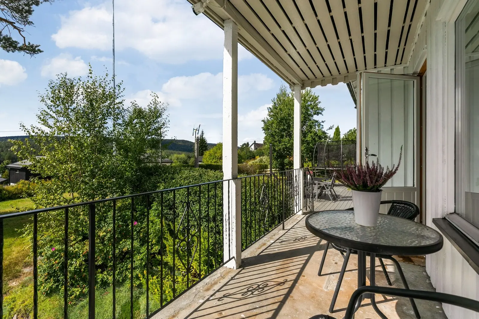 Vestvendt veranda.