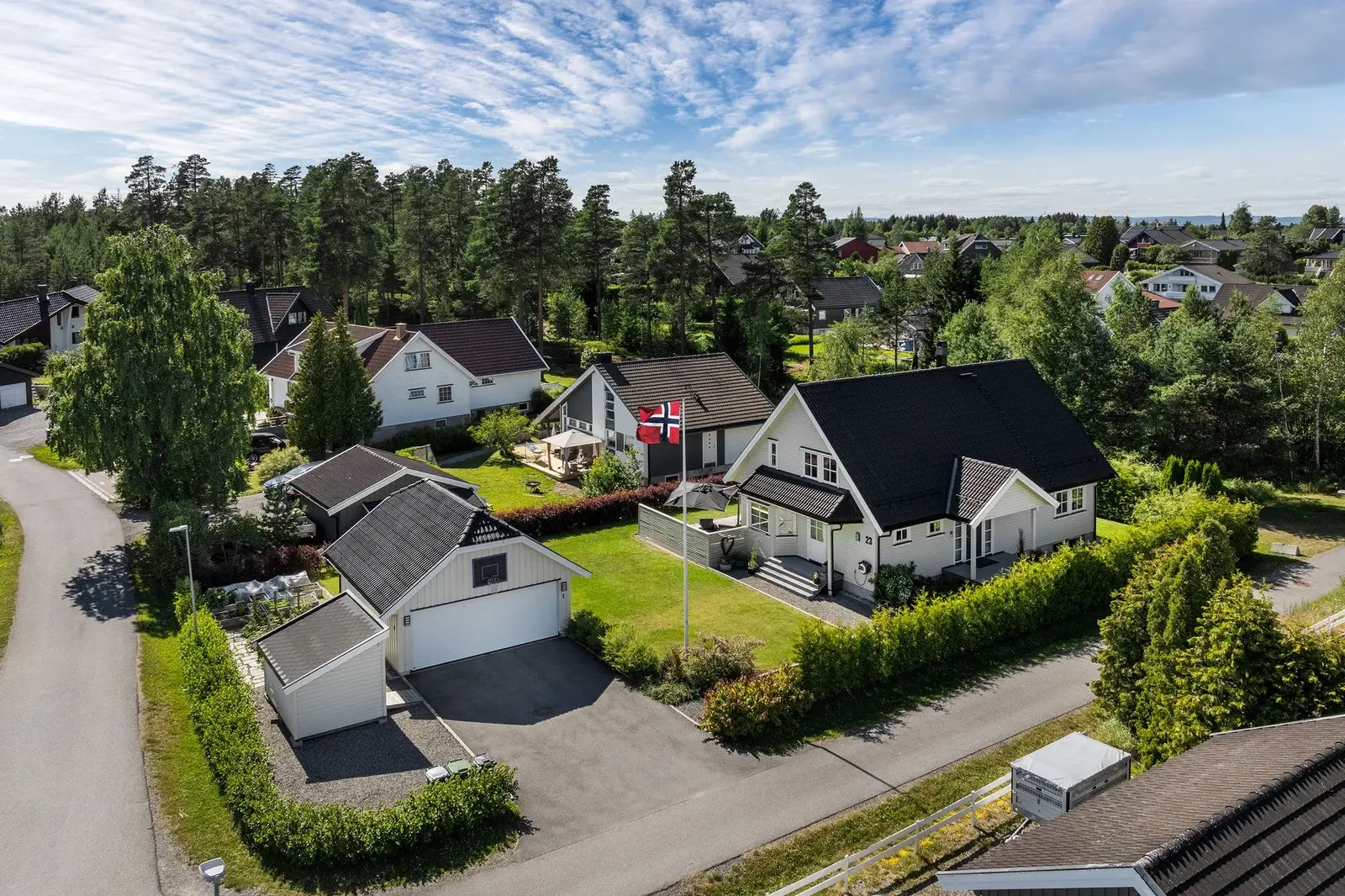 Huset ble ombygd og totalrenovert i 2019/2020, der boligen i all hovedsak ble fornyet med fokus på kvalitet, gode materialvalg og varige løs