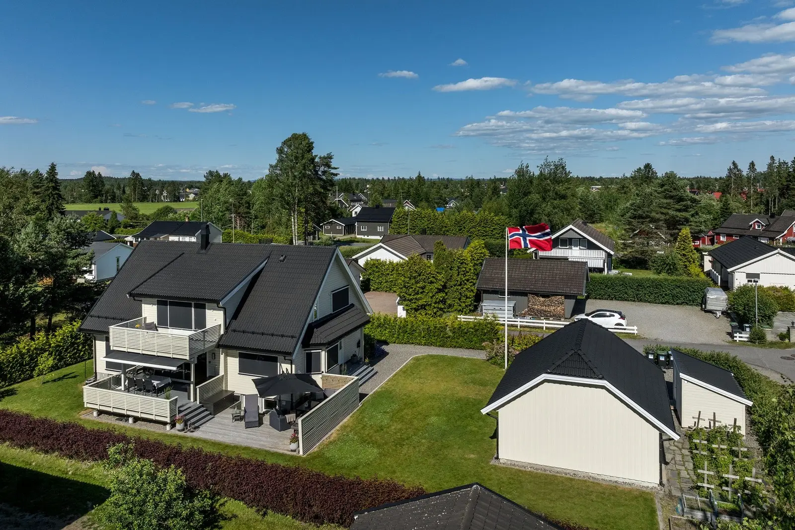 Boligen er påkostet med elektriske screens til vinduer vendt mot syd og vest (som vist på bilde).