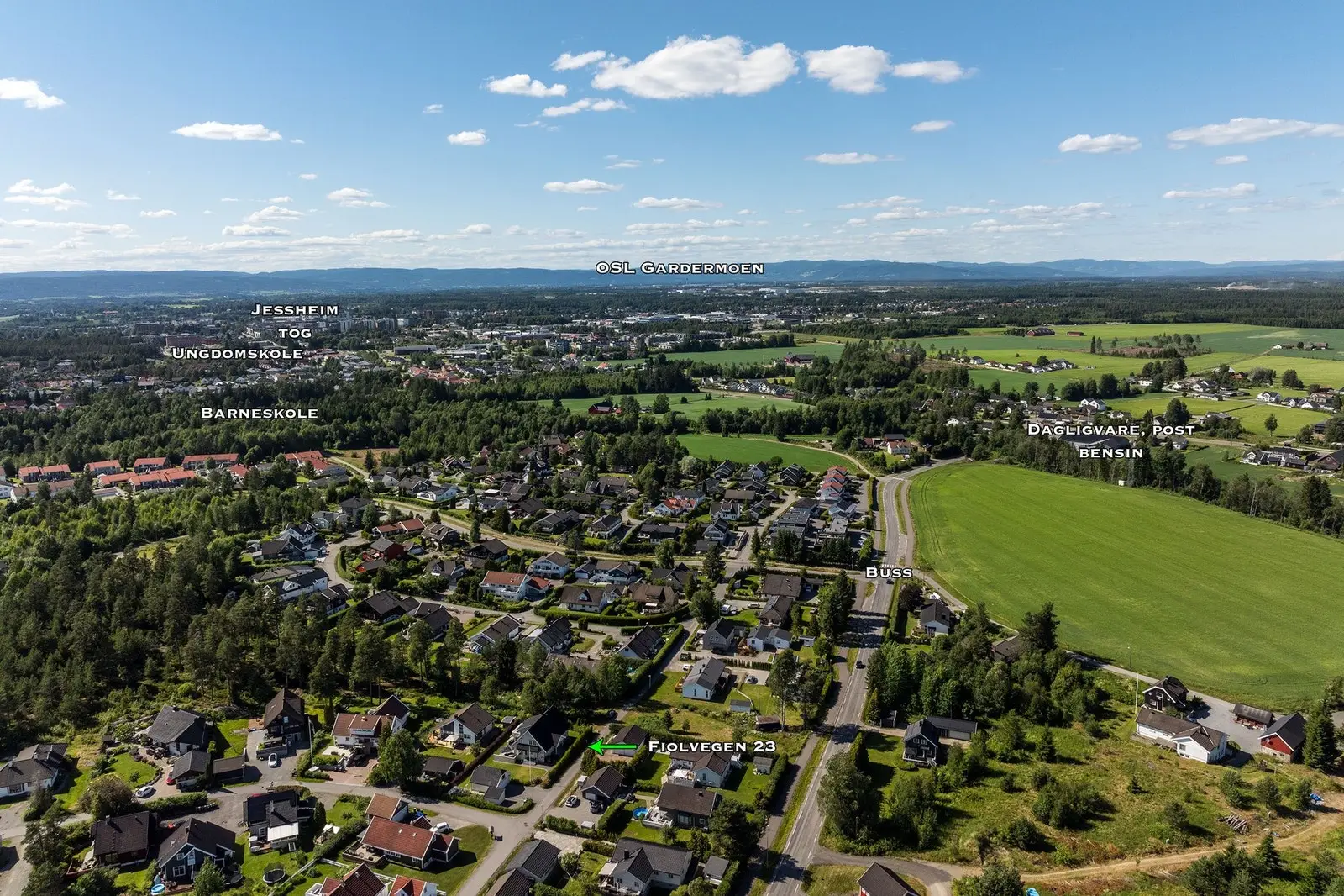 Fiolvegen 23 ligger i et rolig og familievennlig boligområde på Fladbyseter, med en fin kombinasjon av nærhet til natur og kort vei til alt 