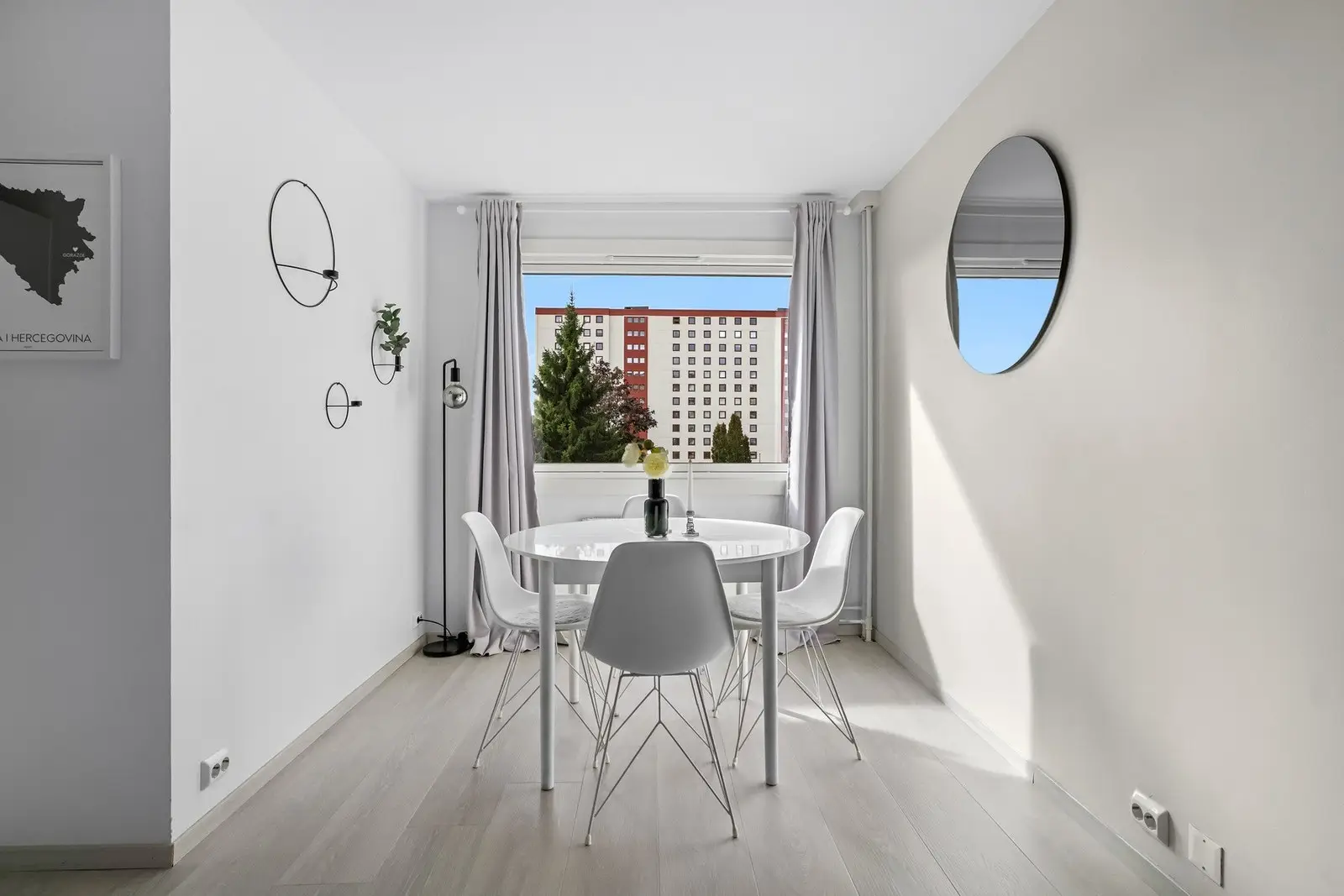 Det er fin avsatt plass til en hyggelig spisegruppe, og det store vinduet søfger for rikelig med lysinnslipp.