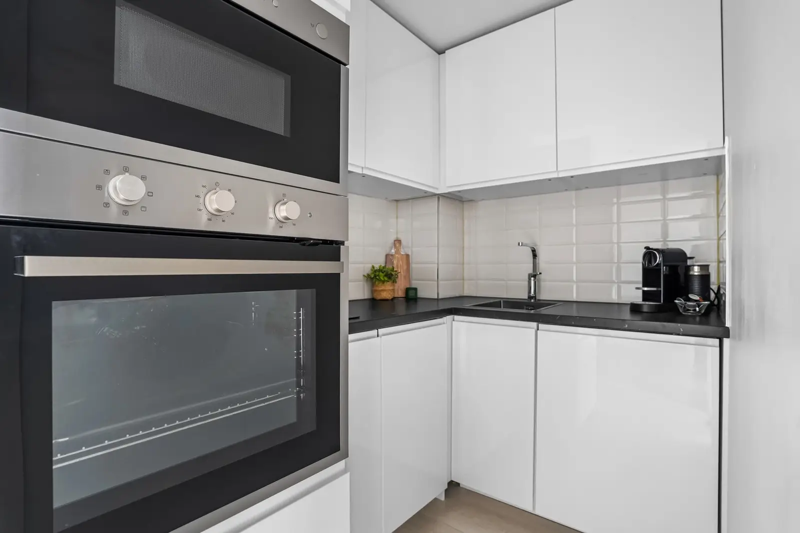 Kjøkkenet er fra IKEA, nytt i 2018. Det har glatte fronter, laminert benkeplate og integrerte hvitevarer som medfølger handelen.