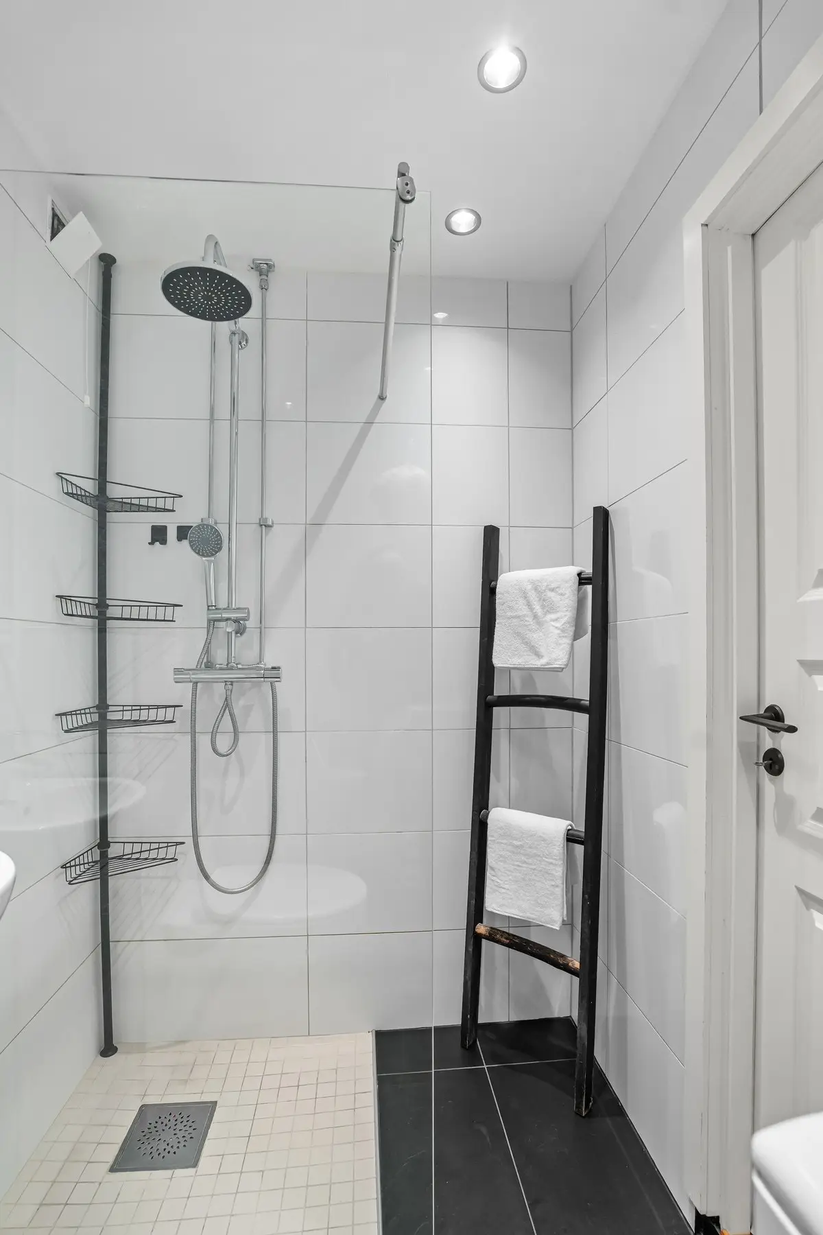 Badet ble iflg. eier pusset opp i 2018 og har fliser på gulv og vegger samt slett himling.