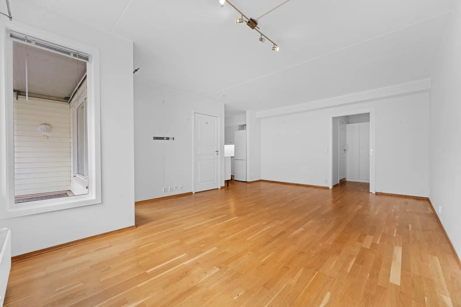 Her er det god plass til sofagruppe med tilhørende møblement. Oppvarming via vannbåren varme tilknyttet radiator under vinduene.