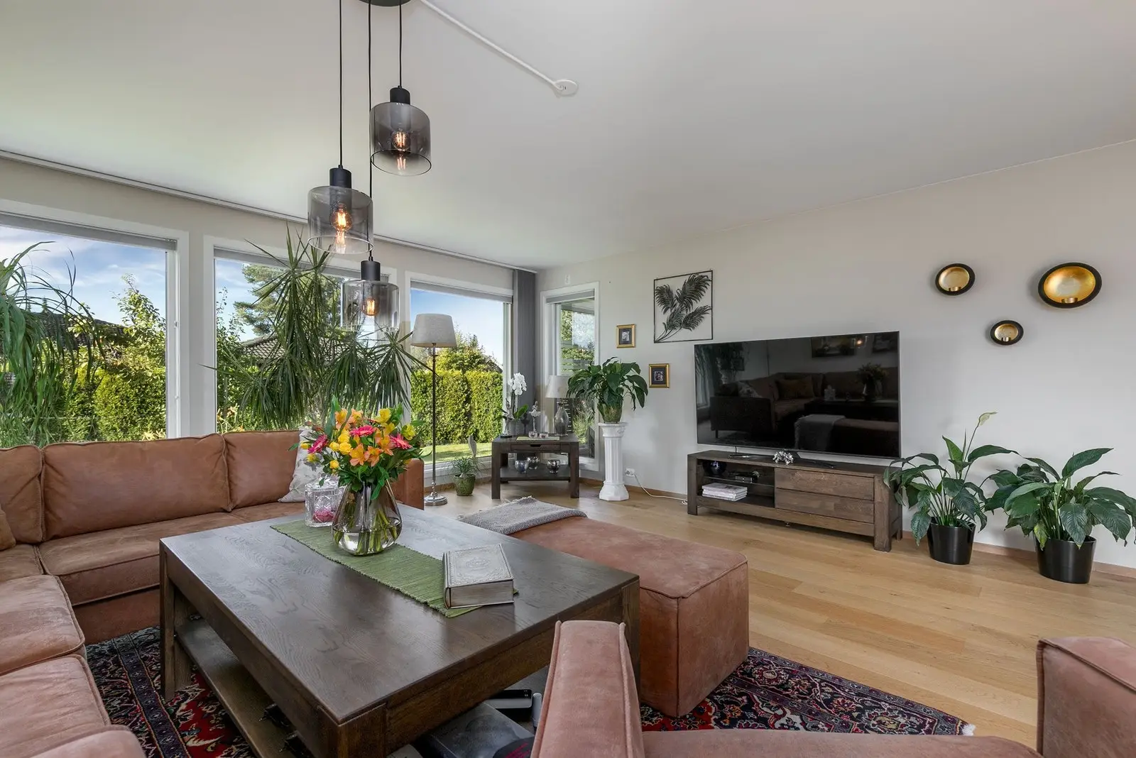TV-stuen er en romslig og sosial oppholdssone med plass til både sofagruppe, spiseplass og hyggelige familiekvelder.