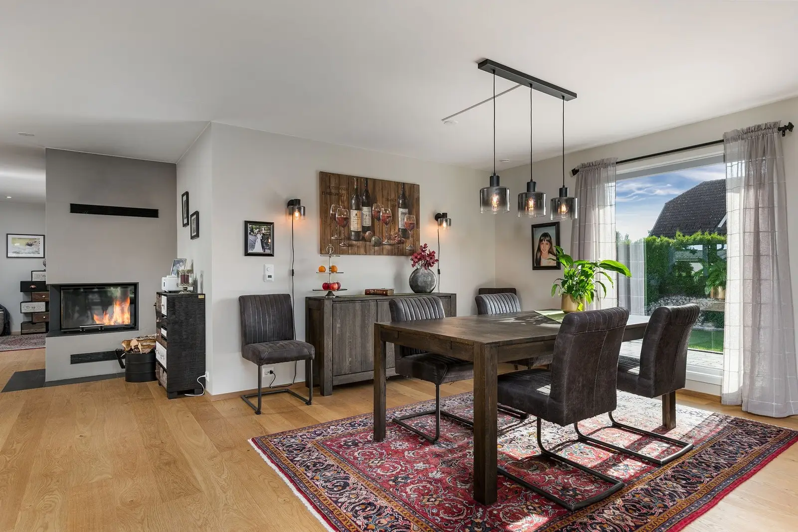 Eneboligen har også peis og luft-til-luft-varmepumpe, som varmekilder.