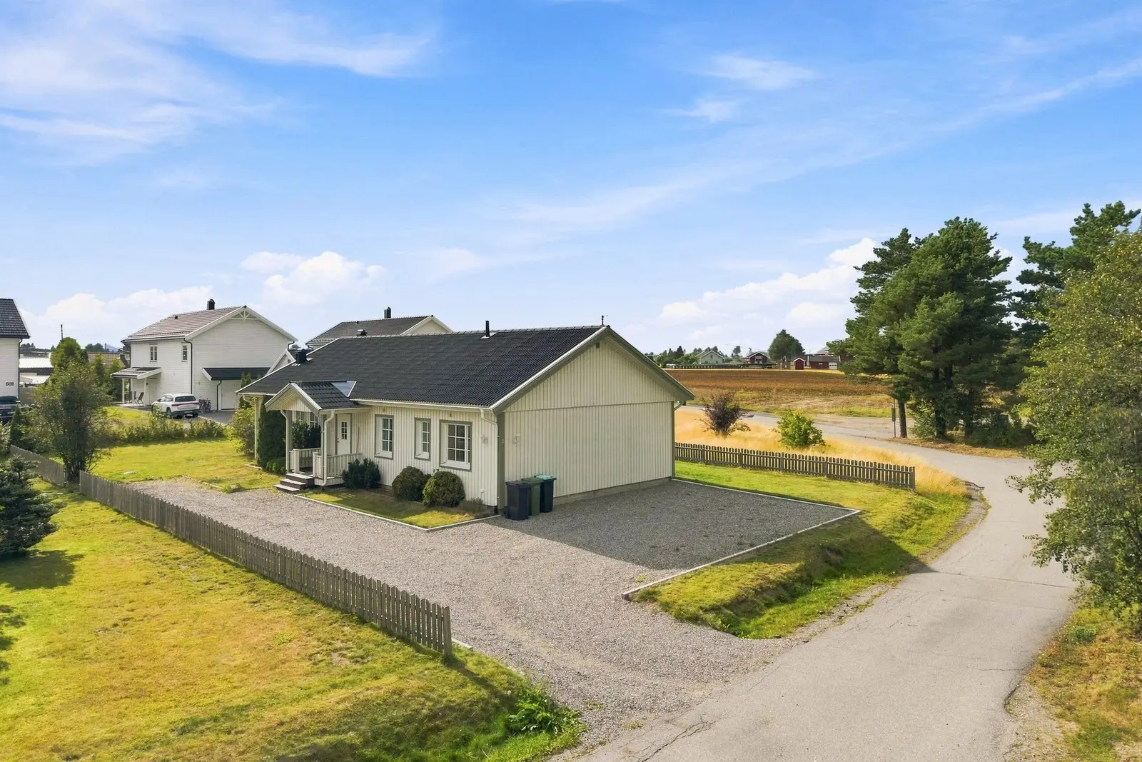 Velkommen til en hyggelig og familievennlig enebolig med alt på ett plan, fint beliggende i et rolig og etablert boligområde på Algarheim, l