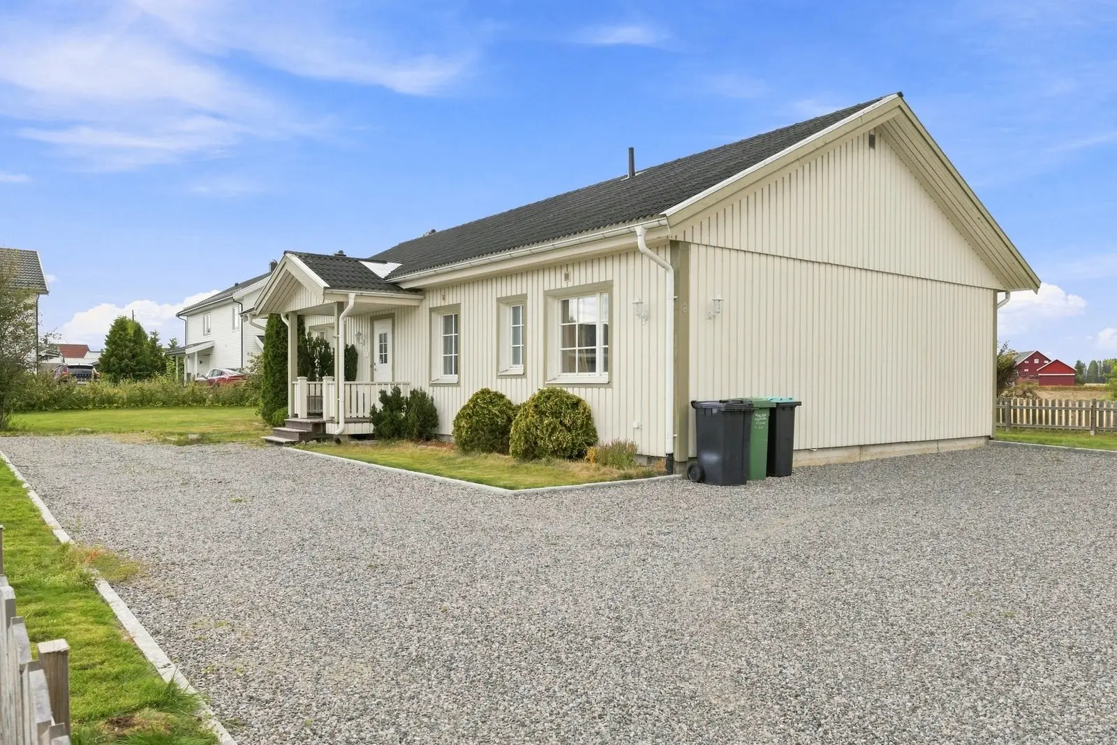 Her får du en praktisk og innbydende bolig med kort vei til skole, barnehager, dagligvare og Jessheim sentrum.
