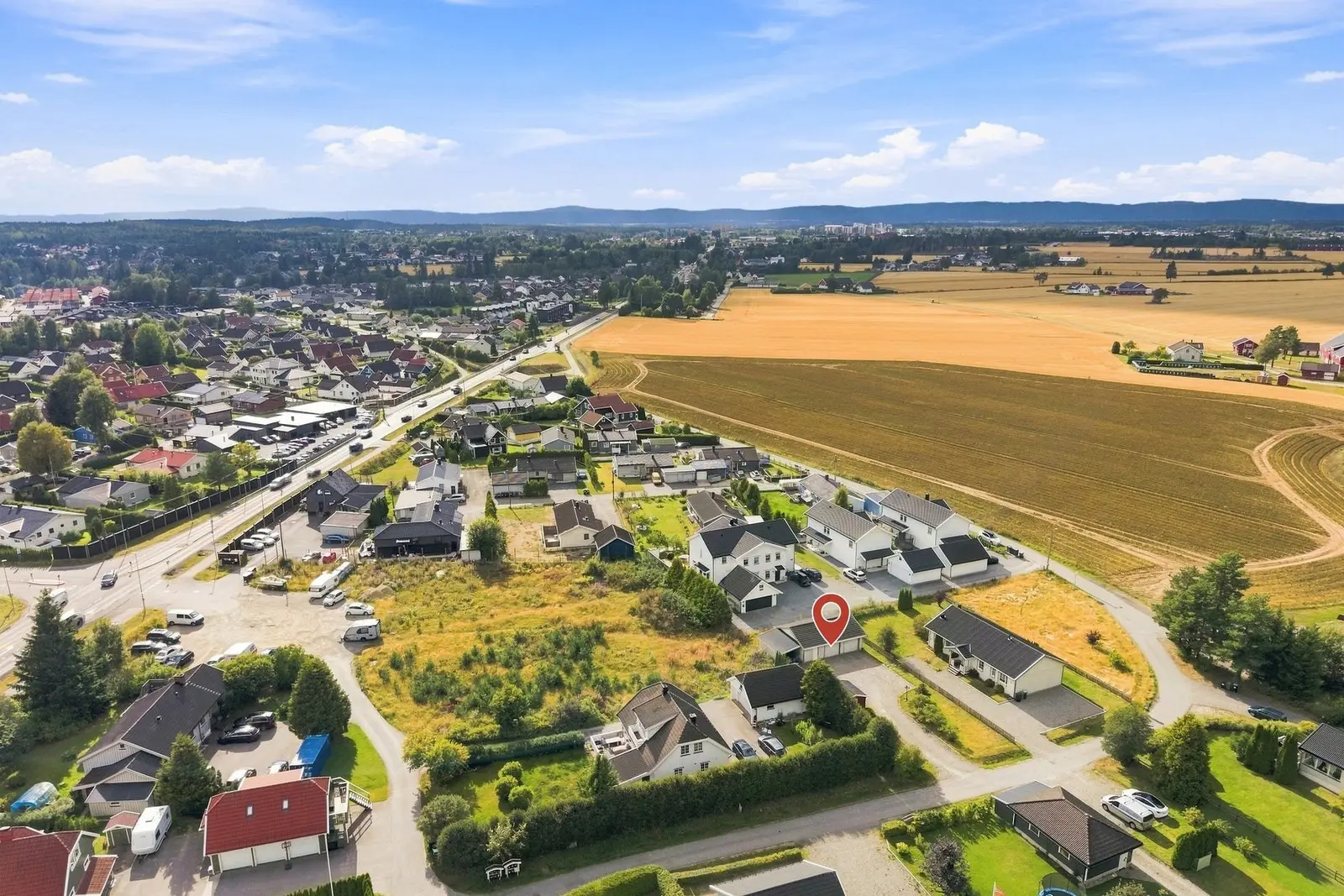Nærområdet består hovedsakelig av etablert villabebyggelse og fremstår som et meget familievennlig boområde.