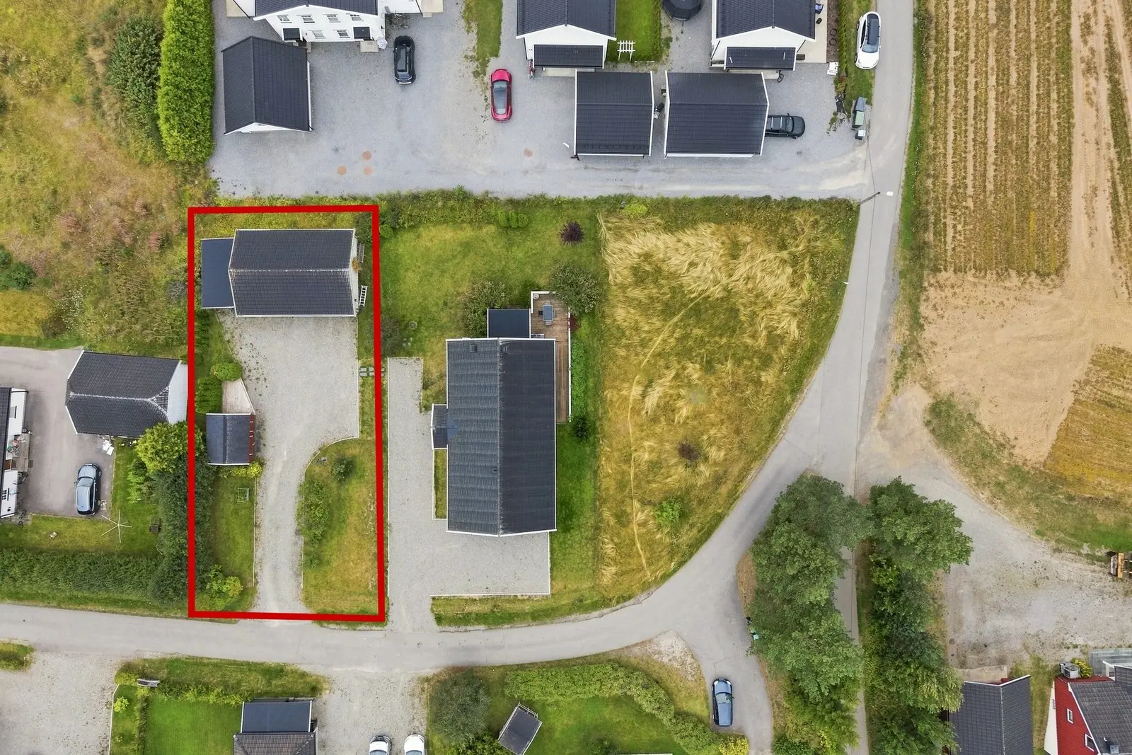 Tomten er en flat, selveiet boligtomt på ca. 608 kvm, og byr på et godt utgangspunkt for videre utvikling. NB! Skissert omrisse av eiendomme