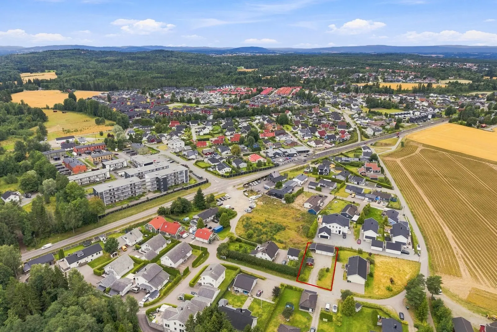 Den gode beliggenheten gir et fint utgangspunkt for å etablere en moderne bolig i rolige og grønne omgivelser.